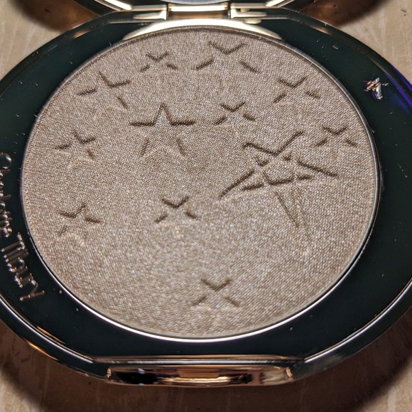 Charlotte Tilbury - Glow Glide Face Architect Highlighter Moonlit Glow 🌟 - Picture 3 of 6